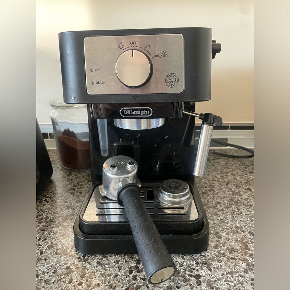 DELONGHI ESPRESSO MACHINE. include milk steamer